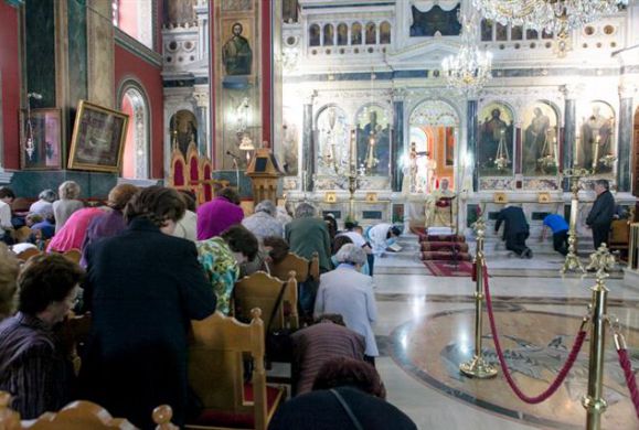 Η σημασία των Ευχών της Γονυκλισίας στην Εορτή του Αγ.Πνεύματος και γιατί υπάρχουν στην Θεία Λειτουργία της ημέρας;