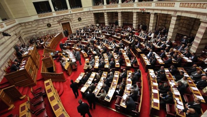 49 νυν και πρώην βουλευτές δεν πληρώνουν τα δάνεια από τη Βουλή
