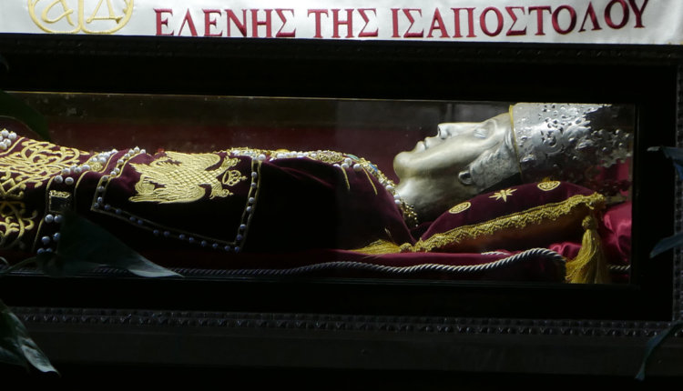 Η τελετή παράδοσης του Τιμίου Ξύλου και του Ιερού Λειψάνου της Αγίας Ισαποστόλου Ελένης στην Εκκλησία της Ελλάδος