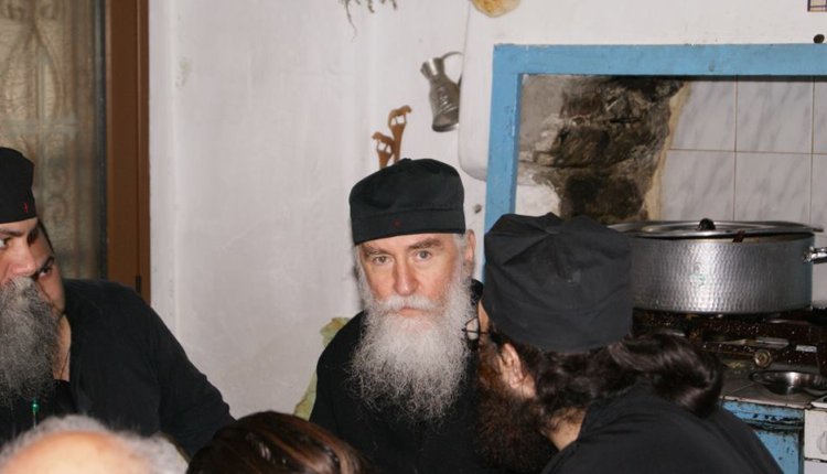 Γέρων Νίκων: Είδα να φουσκώνει το Άγιο Ποτήριο, να βγαίνουν σάρκες μέσα από αυτό και το αίμα να χύνεται έξω…
