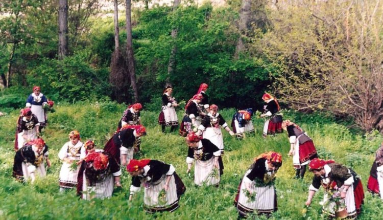 Οι «Λαζαρίνες» και τα «Πασχαλόγιορτα», δύο έθιμα που ξεχωρίζουν το Πάσχα