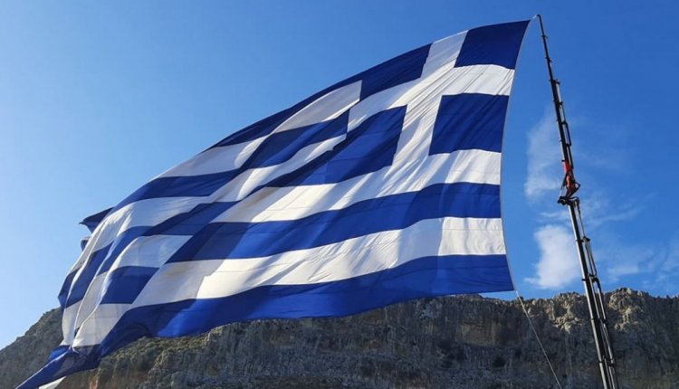 ΚΑΣΤΕΛΟΡΙΖΟ-Γιγαντιαία Ελληνική σημαία κυματίζει από το πρωί